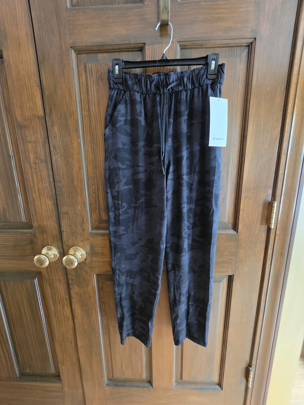 Lululemon Sz 6 Black Camo Drawstring Joggers